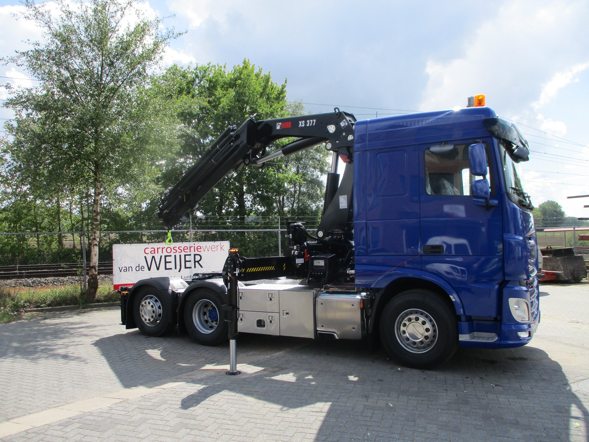 Hiab X HIPRO 377 E 5 Autolaadkraan Op Een DAF XF 530 FTN 62 Trekker