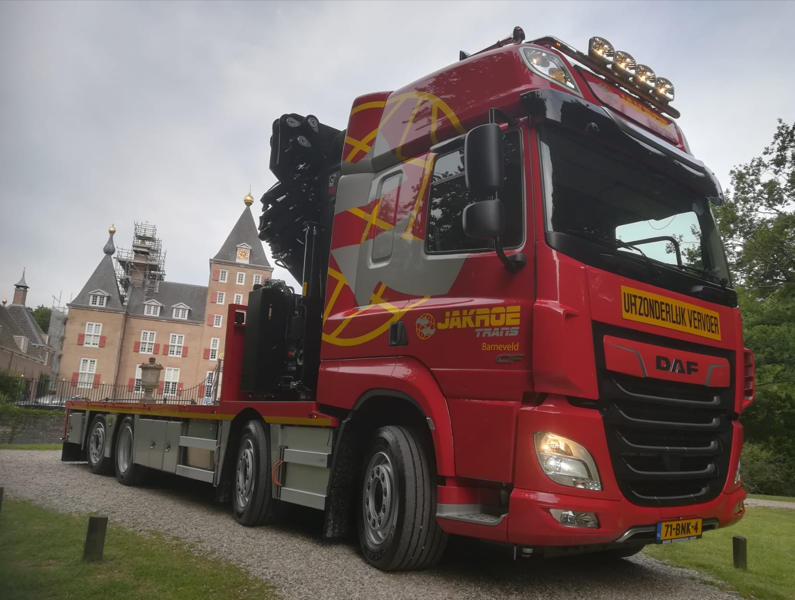 Open Carrosserie Met Een Hiab X HIPRO 548E 7 Autolaadkraan En Een