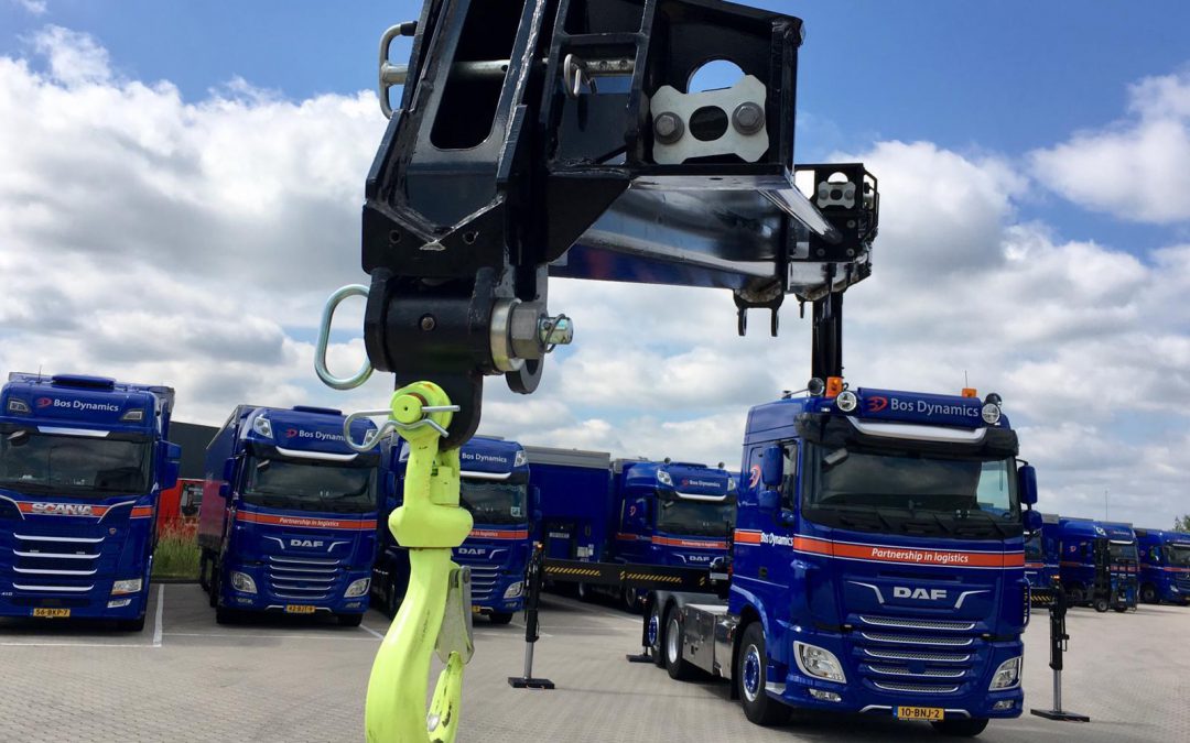 Hiab X-HIPRO 377 E-5 autolaadkraan op een DAF XF 530 FTN 6×2 trekker