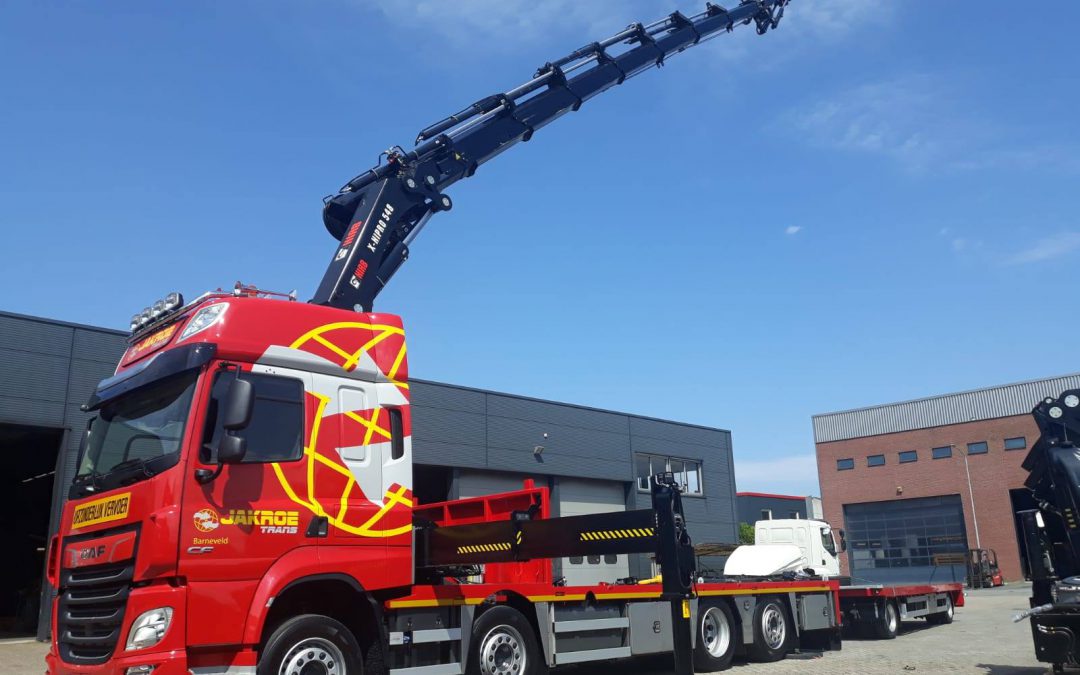 Open carrosserie met een Hiab X-HIPRO 548E-7 autolaadkraan en een hydraulische hijslier gemonteerd op een DAF CF 480 FAX 8×2 truck