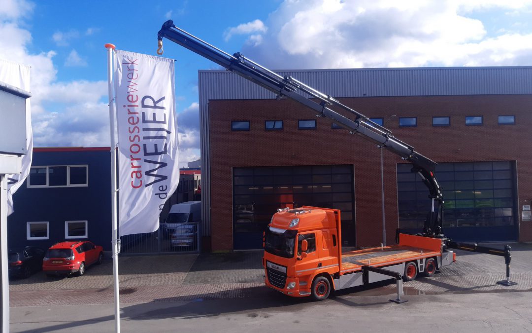 2 Stuks open carrosserieën met een Hiab X-HIPRO 558EP-6 autolaadkraan gemonteerd op een DAF CF450 6×2 truck