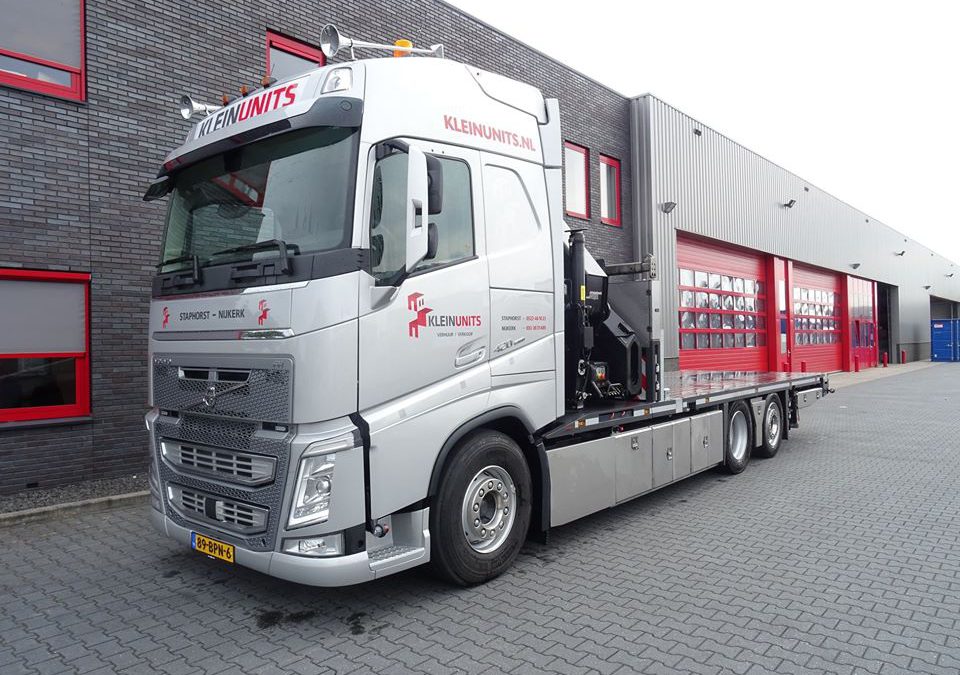 Een open carrosserie met een Hiab X-Hipro 558EP-6 autolaadkraan op een Volvo FH 6×2 truck