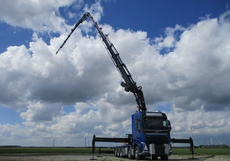 W-Floor met Hiab 1058-E8 en Jib 150×6 op een Volvo FH16-540 10*4