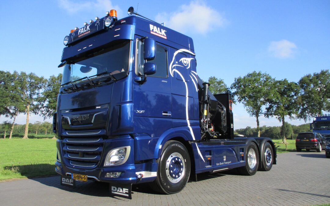 Hiab X-HIPRO 408 E-7 autolaadkraan op een Daf XF480 6×2 trekker