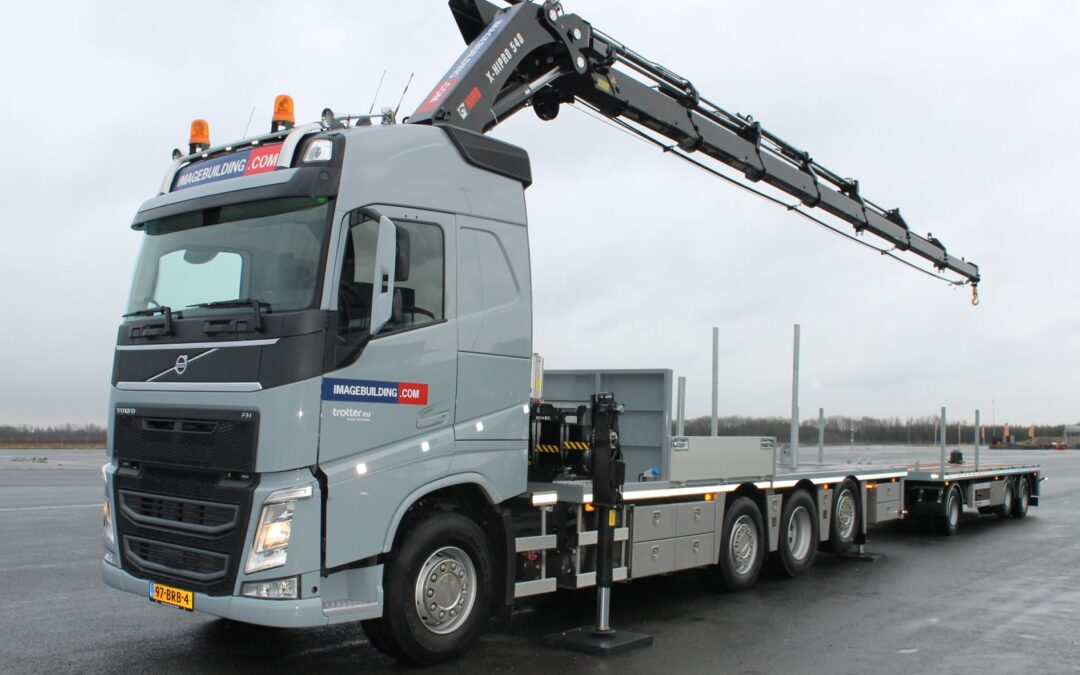 Open carrosserie met een Hia X-HIPRO 548-E7 autolaadkaan op een Volvo FH.500 8×2 truck