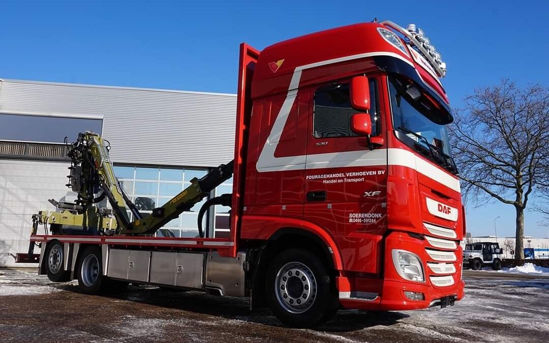 Open carrosserie met een Loglift 105Z autolaadkraan op een DAF XF 530 FAN 6×2 truck