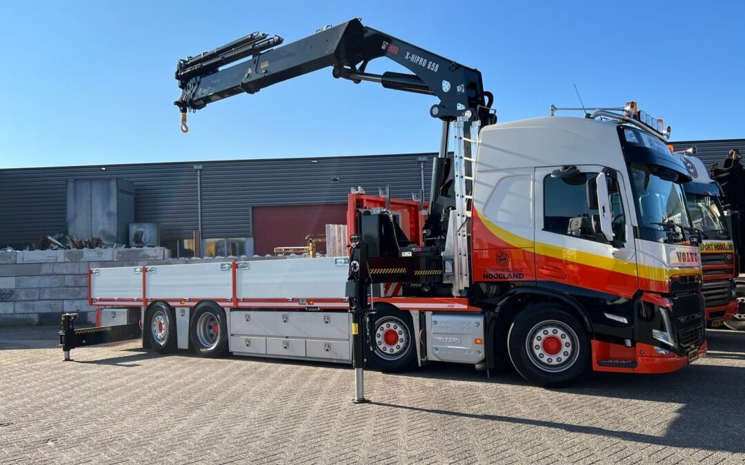 Open carrosserie voorzien van Hiab X-Hipro 658 EP6 autolaadkraan gemonteerd op een Volvo FM 8×2