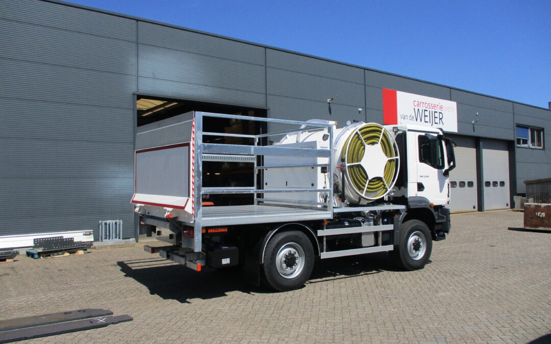 MAN TGM 4×4 voorzien van open opbouw en laadklep