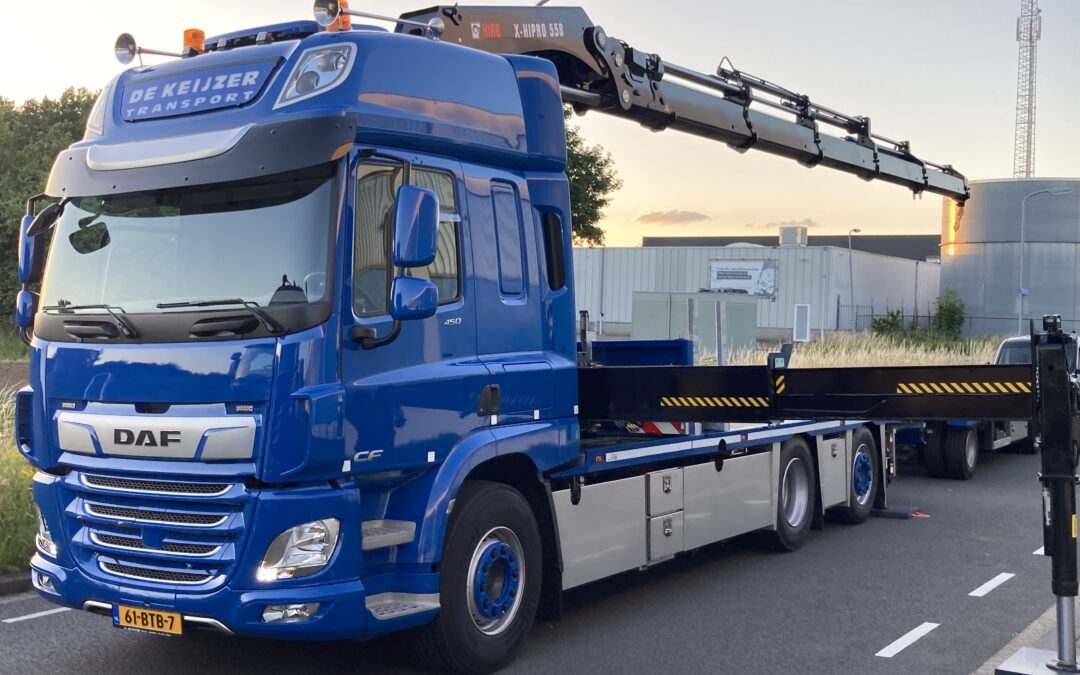 Open carrosserie met Hiab 558 EP-6 op een DAF CF 450 WSG gemonteerd.