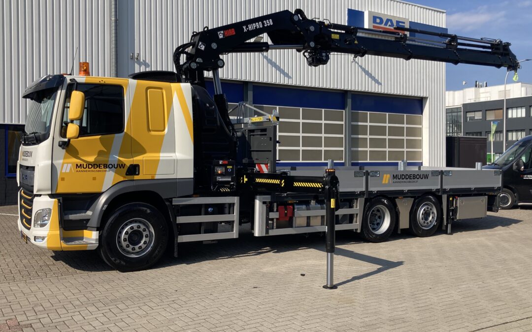 Hiab X-Hipro 358 E-7 met open carrosserie op DAF CF