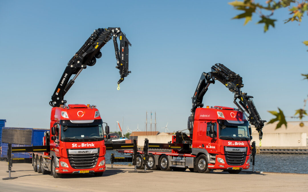 2x een open carrosserie met Hiab 548 en Jib op een Daf CF gemonteerd