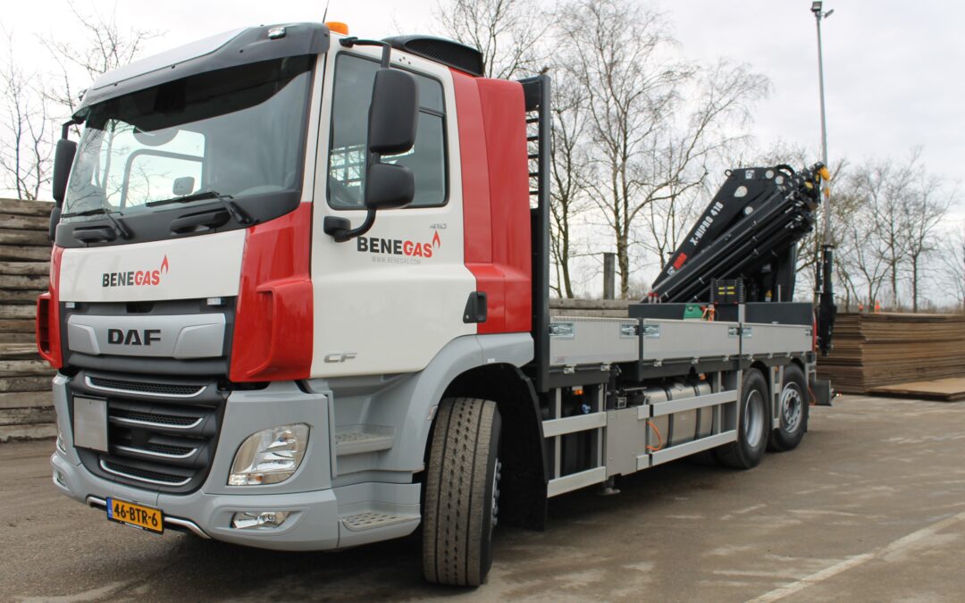 Daf CF 410 FAN voorzien van een open carrosserie en een Hiab X-Hipro 418 EP-5 aan de achterzijde