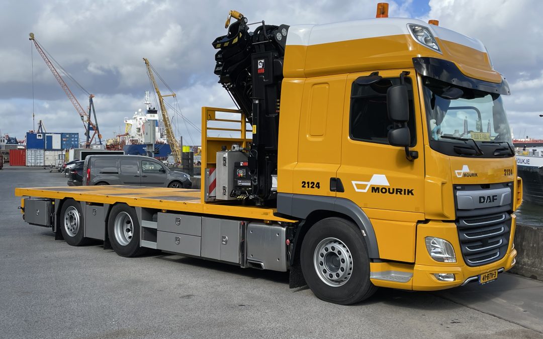 Een open carrosserie met een HIAB X-HiPro 558 EP-6 op een Daf CF WSG