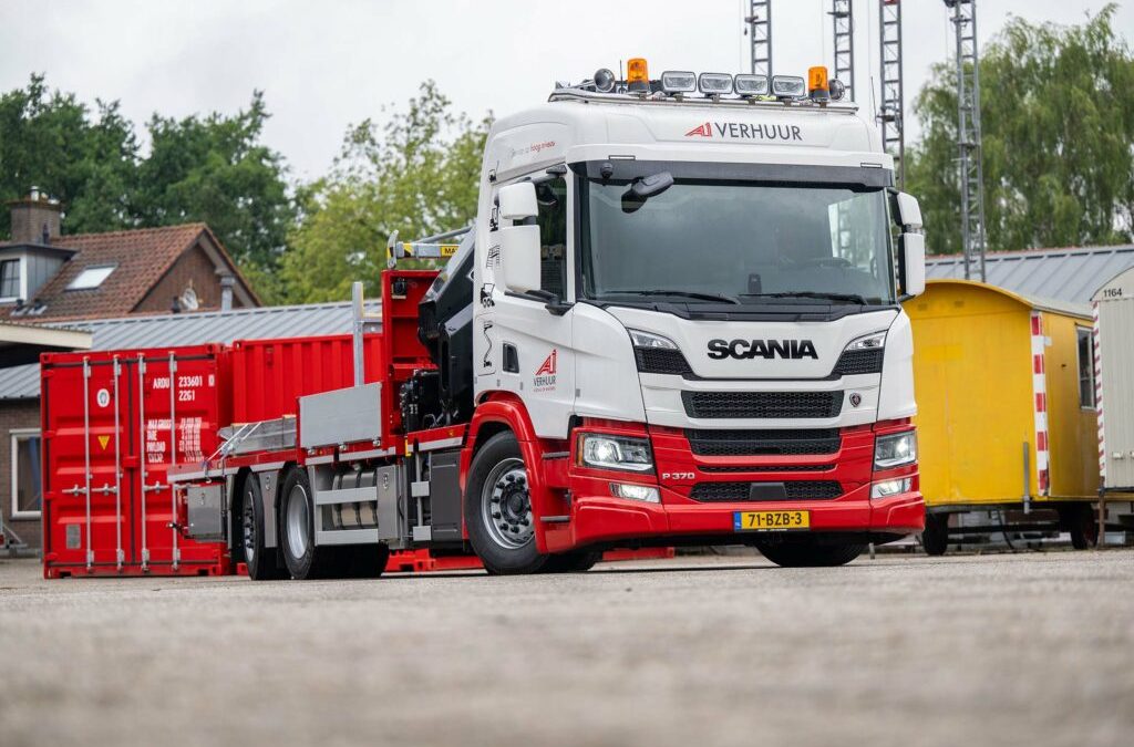 Scania P370 6×2 met Hiab 418 EP-5 autolaadkraan