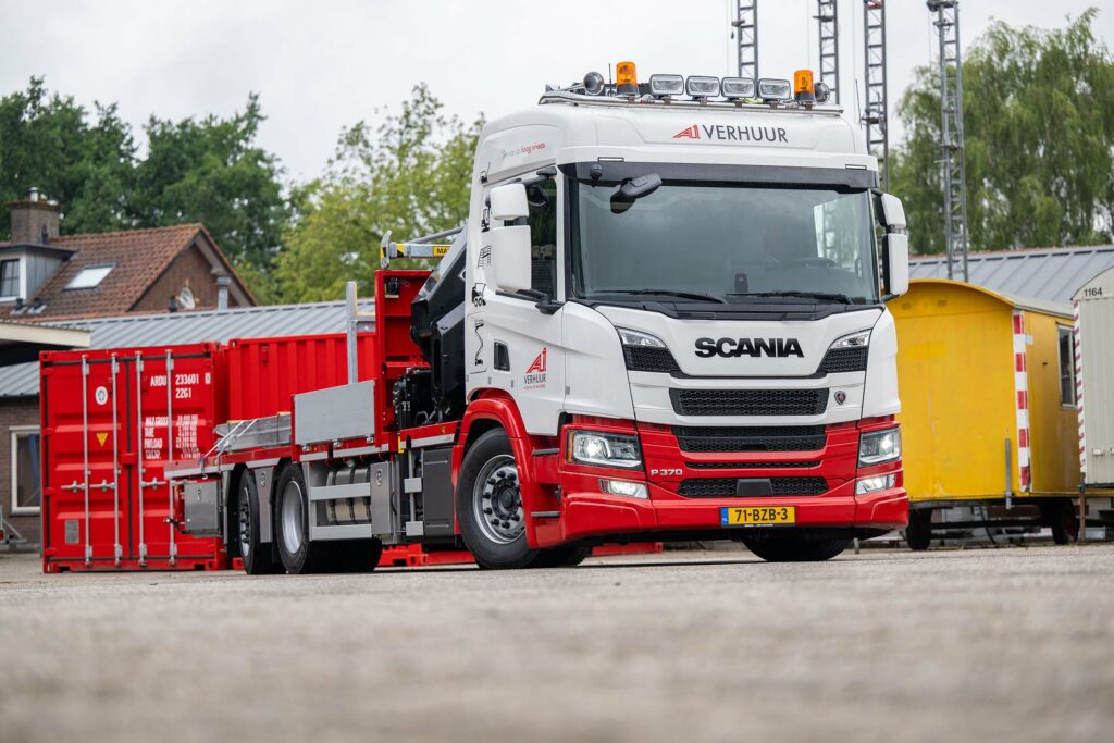 Scania P370 6×2 met Hiab 418 EP-5 autolaadkraan