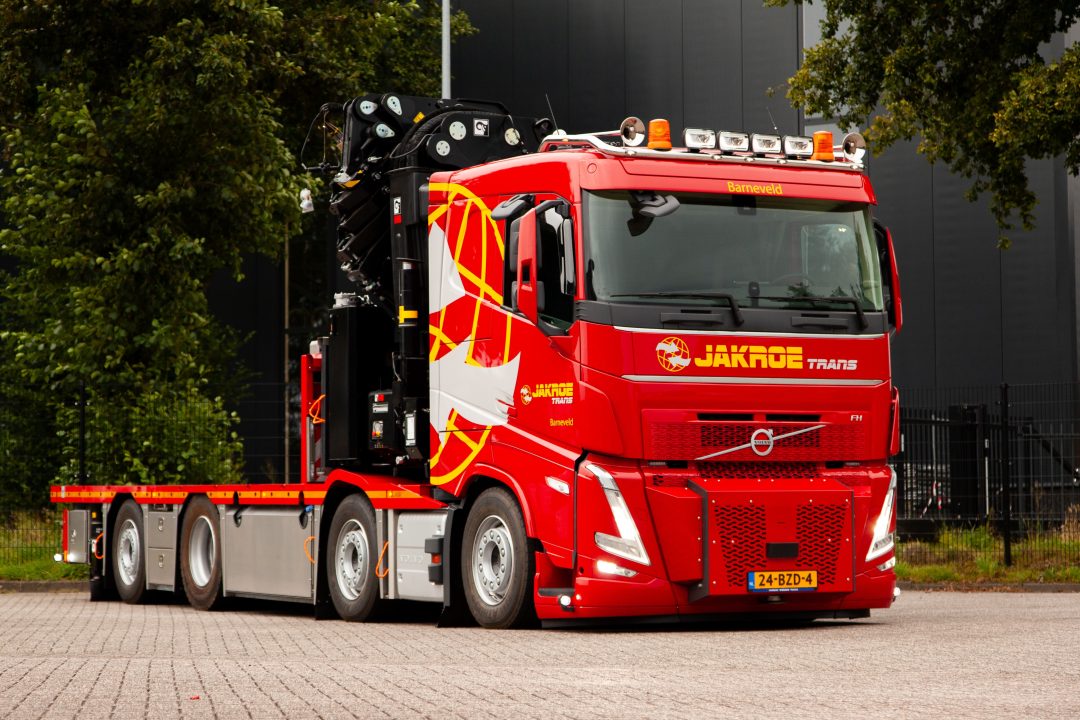 Volvo FH 4-asser met Hiab X-Hipro 858+Jib op W-floor