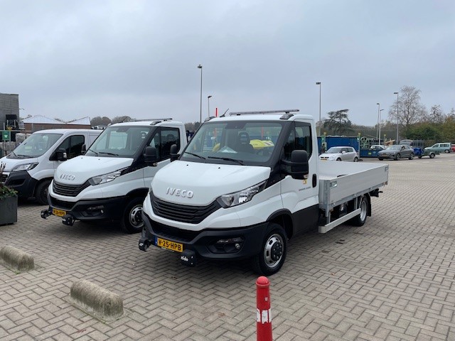 2 stuks nieuwe Iveco Daily met open laadbak.