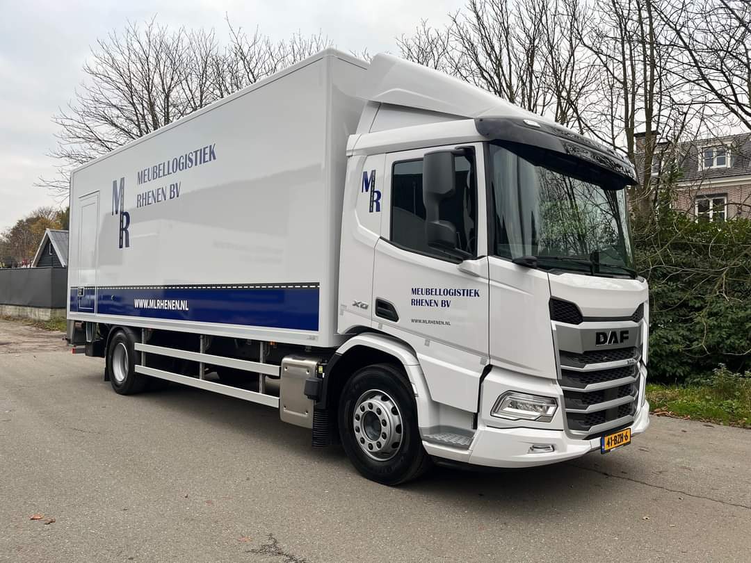 Daf XD 4×2 met Plywood carrosserie voor Meubellogistiek Rhenen