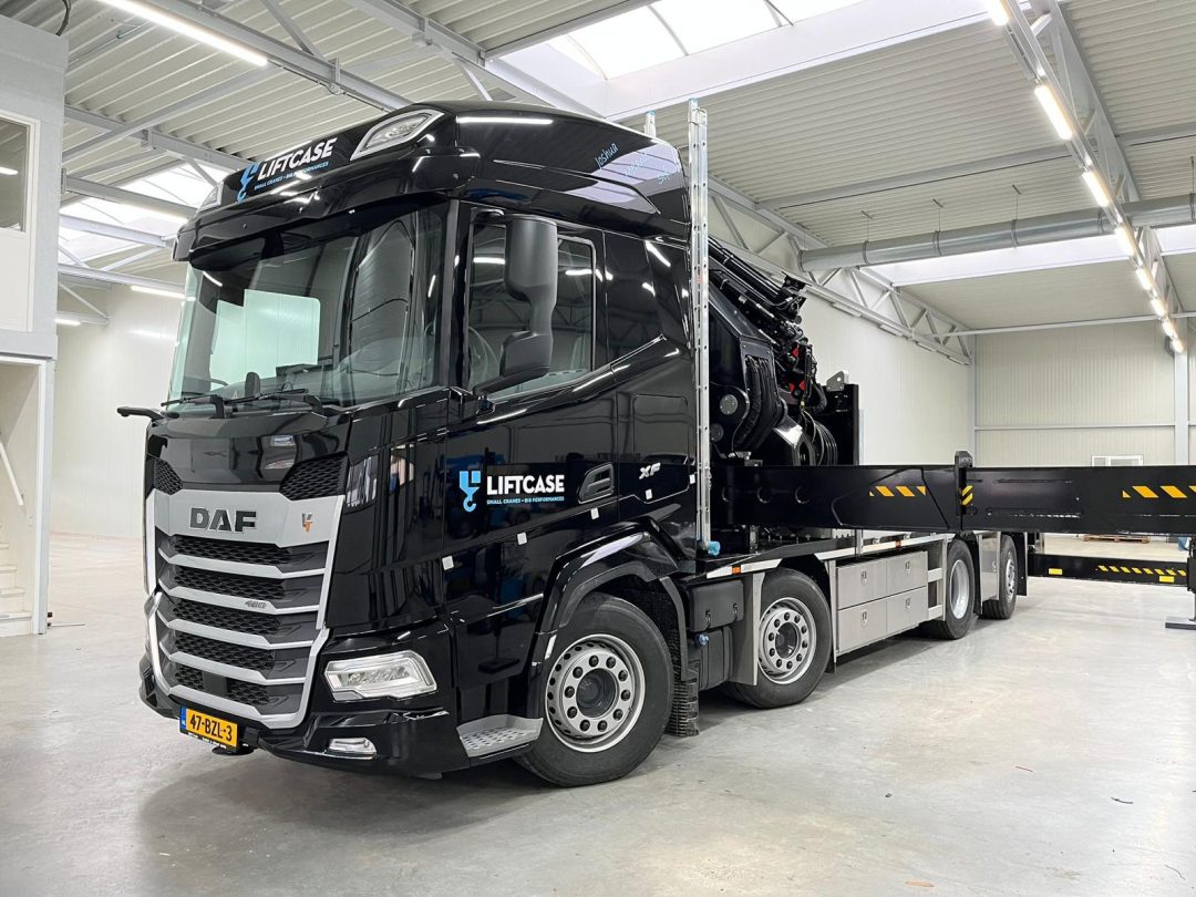 Daf XF 8×2 WSG met Hiab X-Hipro 858 en jib