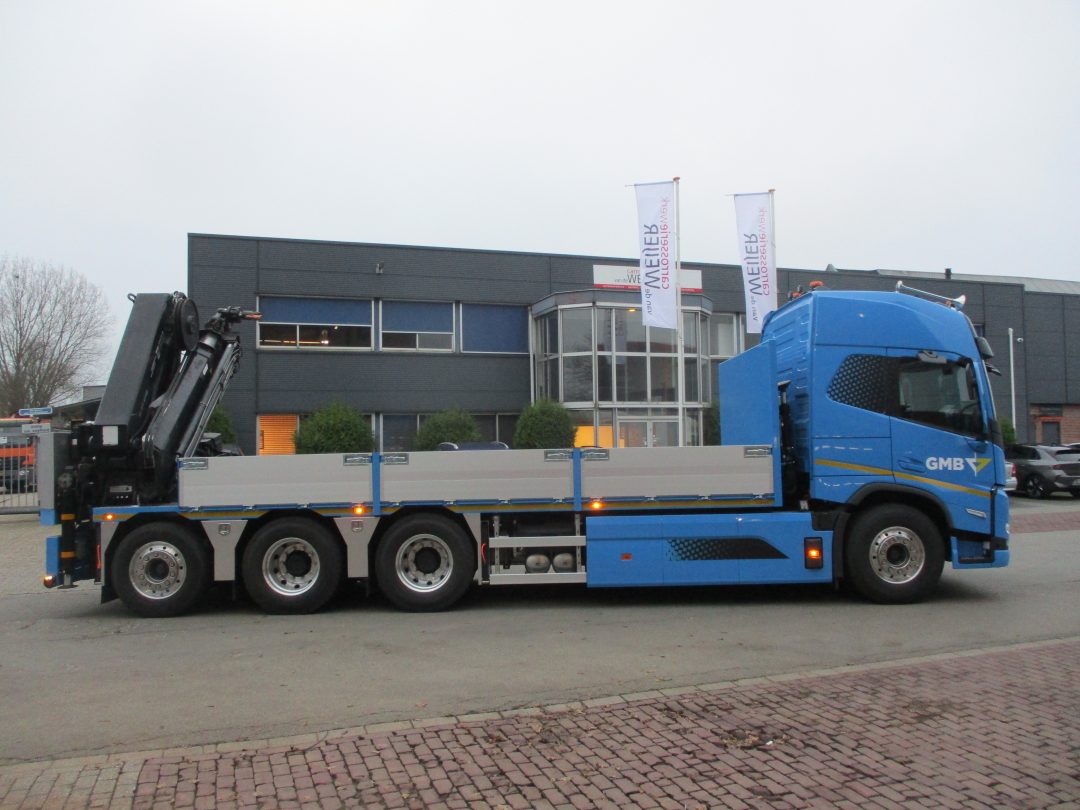 Volvo FM-E 8×4 met open laadbak en  Hiab kraan