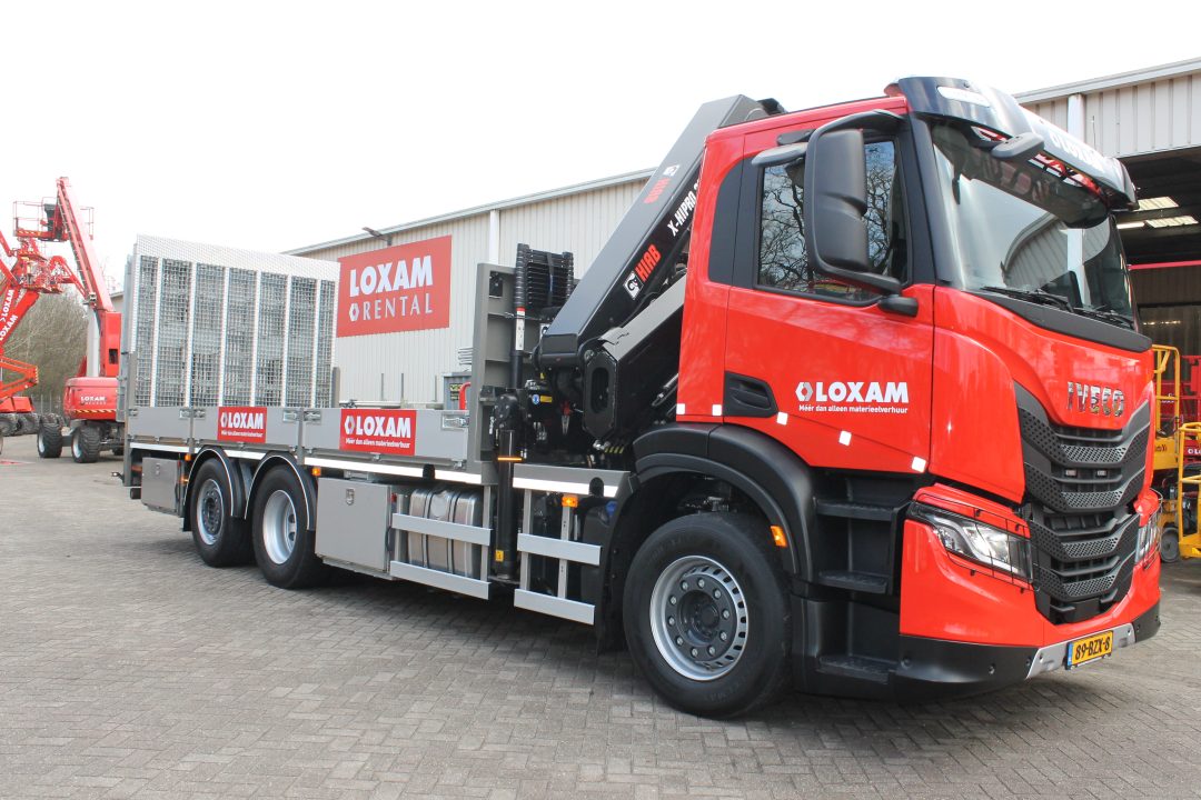 Iveco X-Way met open oprijcarrosserie en Hiab X-HiPro 302 autolaadkraan.