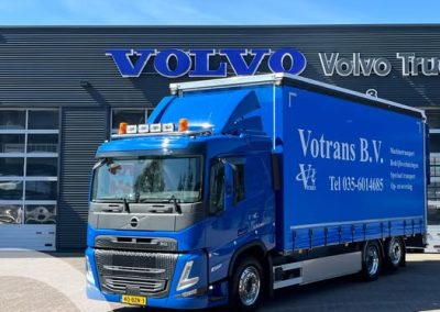 Schuifzeilcarrosserie met zware oprijklep op Volvo FM 6×2