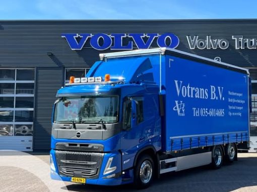Schuifzeilcarrosserie met zware oprijklep op Volvo FM 6×2