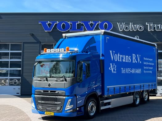 Schuifzeilcarrosserie met zware oprijklep op Volvo FM 6×2