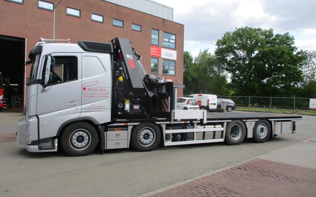 Volvo FH500 8×2 met W-floor en Hiab X-HiPro 638