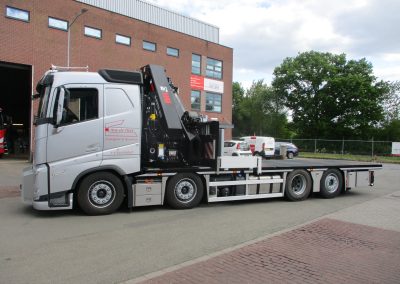 Volvo FH500 8×2 met W-floor en Hiab X-HiPro 638