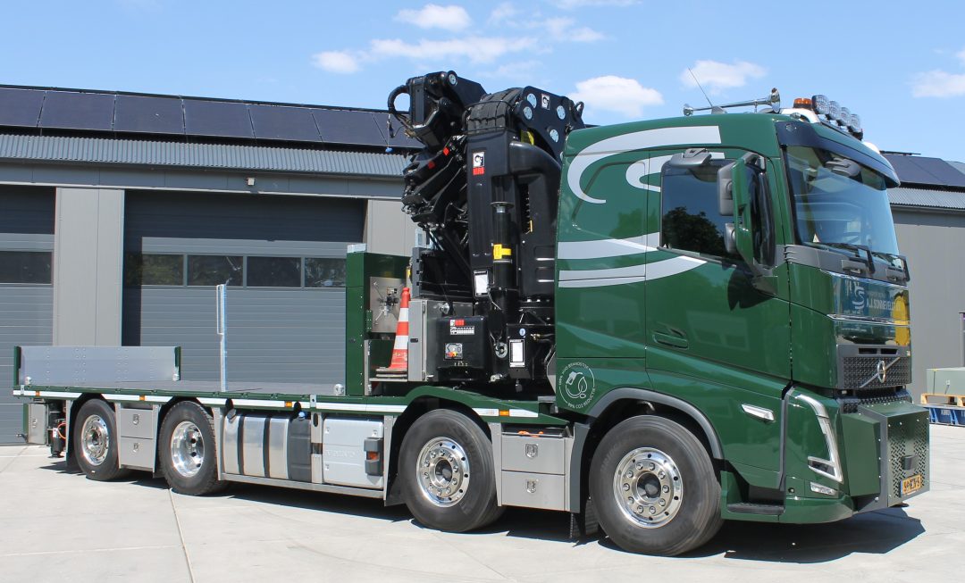 Volvo FH Tag-XL met W-Floor en Hiab X-HiPro 858