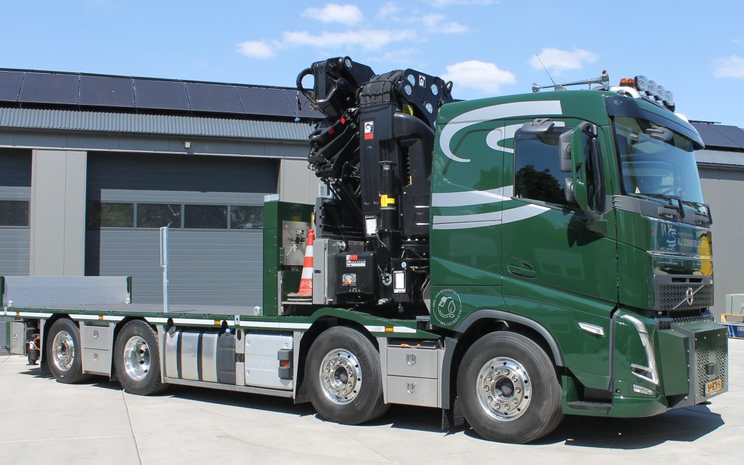 Volvo FH Tag-XL met W-Floor en Hiab X-HiPro 858