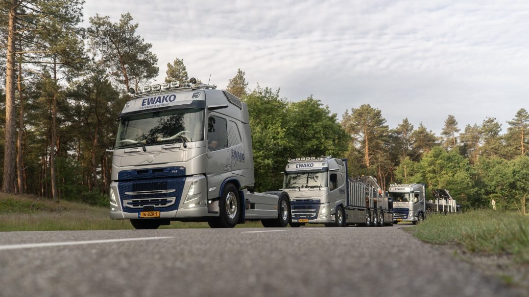 2 Stuks Volvo FM 8×2 motorwagens en 1 stuks Volvo FM 4×2 trekker