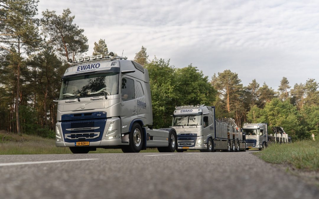 2 Stuks Volvo FM 8×2 motorwagens en 1 stuks Volvo FM 4×2 trekker