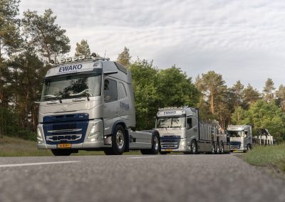 2 Stuks Volvo FM 8×2 motorwagens en 1 stuks Volvo FM 4×2 trekker