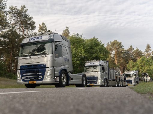 2 Stuks Volvo FM 8×2 motorwagens en 1 stuks Volvo FM 4×2 trekker