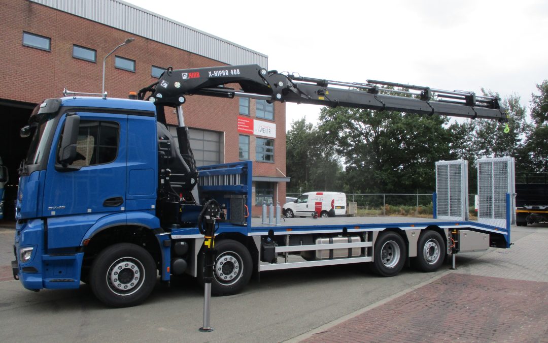 Mercedes-Benz Arocs 8×2 met oprijcarrosserie en Hiab X-HiPro 408 E7 autolaadkraan.