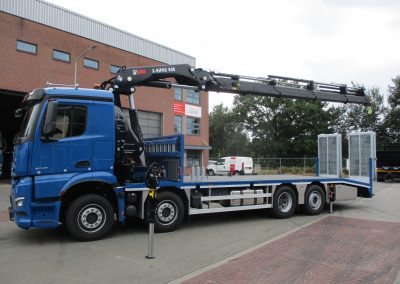 Mercedes-Benz Arocs 8×2 met oprijcarrosserie en Hiab X-HiPro 408 E7 autolaadkraan.