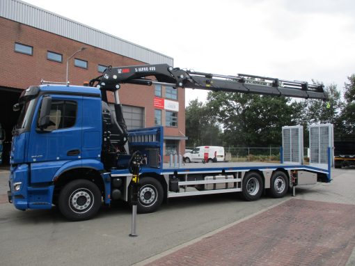 Mercedes-Benz Arocs 8×2 met oprijcarrosserie en Hiab X-HiPro 408 E7 autolaadkraan.