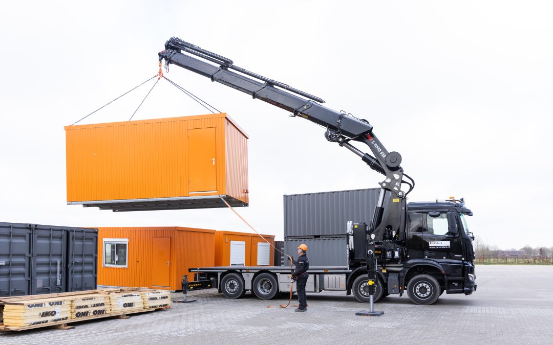 MB Arocs 8×2 met W-floor en Hiab X-HiPro 858