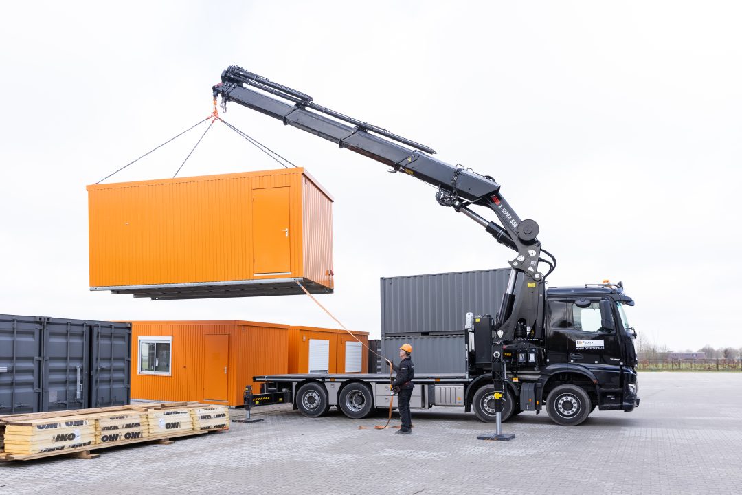 MB Arocs 8×2 met W-floor en Hiab X-HiPro 858