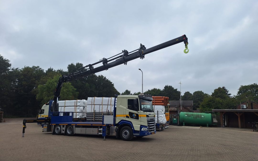 Daf XF 6×2 met open carrosserie en Hiab X-HiPro 358 achterop