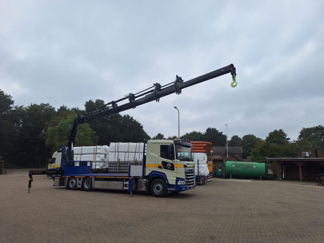 Daf XF 6×2 met open carrosserie en Hiab X-HiPro 358 achterop