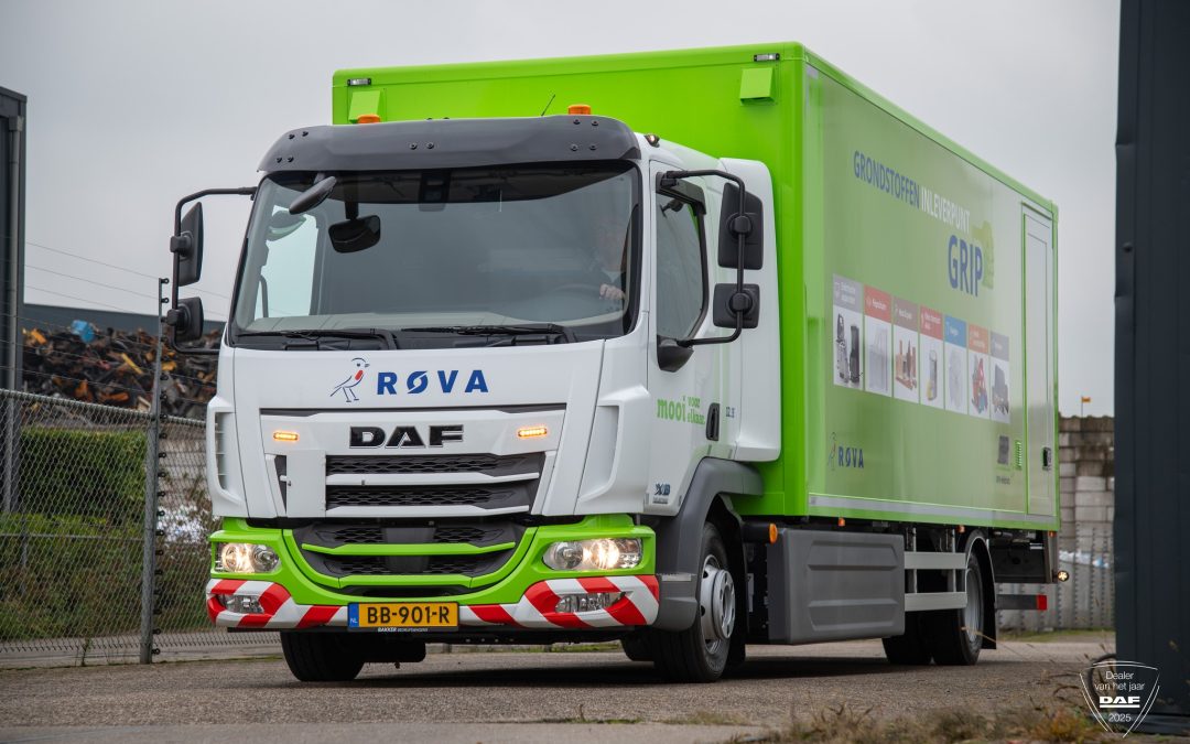 2 stuks gesloten carrosserieën op elektrische Daf XB’s