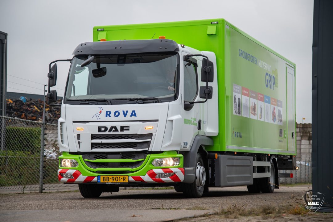 2 stuks gesloten carrosserieën op elektrische Daf XB’s