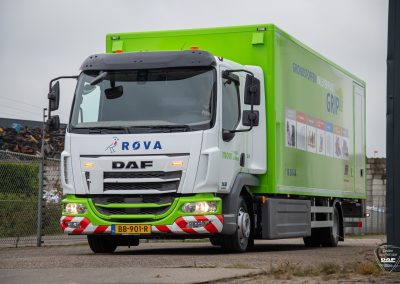 2 stuks gesloten carrosserieën op elektrische Daf XB’s