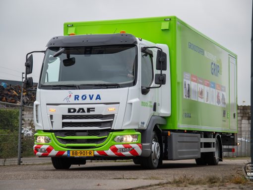 2 stuks gesloten carrosserieën op elektrische Daf XB’s