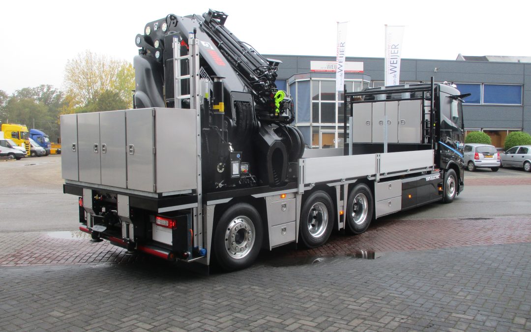 Volvo FH Aero Electric 8×2 met W-floor en Hiab IQ 1188 met jib achterop gemonteerd