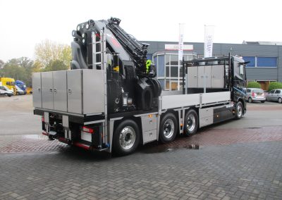 Volvo FH Aero Electric 8×2 met W-floor en Hiab IQ 1188 met jib achterop gemonteerd