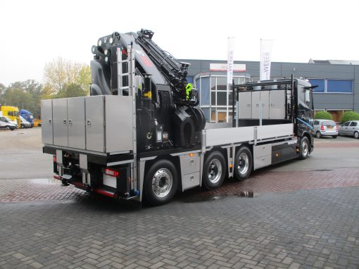 Volvo FH Aero Electric 8×2 met W-floor en Hiab IQ 1188 met jib achterop gemonteerd